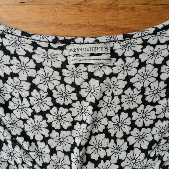 Urban Outfitters Floral Faux Button Black Stone Smocked Top Women's‎ Size XS - Picture 3 of 7